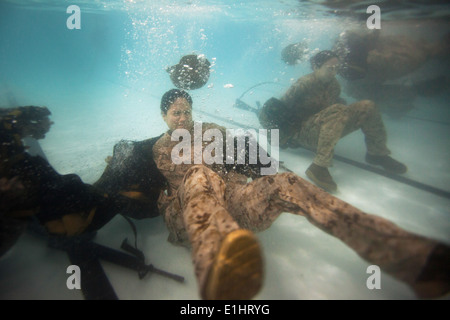 Stati Uniti Marine Corps 2 Lt. Stephanie V. Iacobucci assegnato al Bravo azienda esegue il fondale basso capannone marcia durante i suoi mari Foto Stock