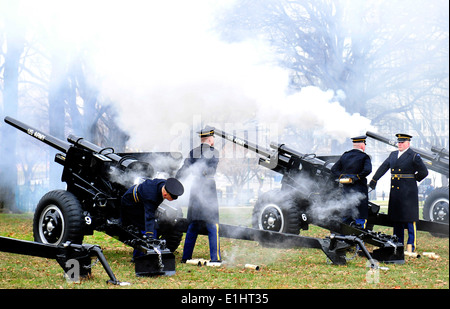 Stati Uniti Soldati con la terza U.S. Reggimento di Fanteria (la vecchia guardia) fire cannoni durante la 57th inaugurazione presidenziale in stato Foto Stock