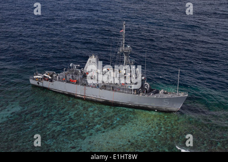 La miniera di contromisure nave USS Custode (MCM 5) siede arenarsi su di Tubbataha Reef nel Mare di Sulu, western filippine, Jan Foto Stock