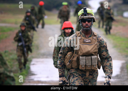 Stati Uniti Marine Cpl. Paolo Donato, rifleman con 1° Battaglione, 4° Reggimento Marini, 1° Divisione Marine, pattuglie con i membri di th Foto Stock