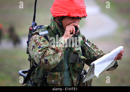 Un Giappone terra Forza di Autodifesa (JGSDF) soldato comunica durante la manovra sotto il fuoco della formazione come parte del pugno di ferro 2013 a Foto Stock