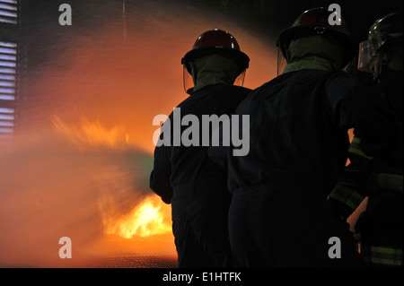 Stati Uniti Velisti assegnati per la portaerei USS George Washington (CVN 73) spegnere un incendio durante il generale firefig di bordo Foto Stock