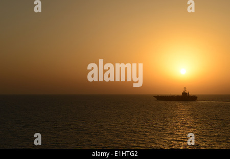 La portaerei USS Harry Truman (CVN 75) vapori attraverso il Golfo di Oman ott. 19, 2013. L'Harry Truman era underw Foto Stock