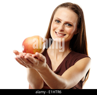 Bellissima giovane donna caucasica tenendo un apple rosso isolato su sfondo bianco Foto Stock