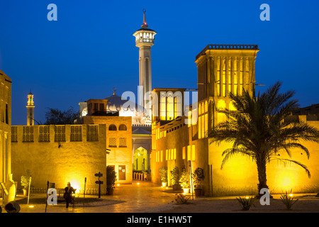 Vista notturna del centro storico di Bastakiya trimestre durante la notte in Dubai Emirati Arabi Uniti Foto Stock