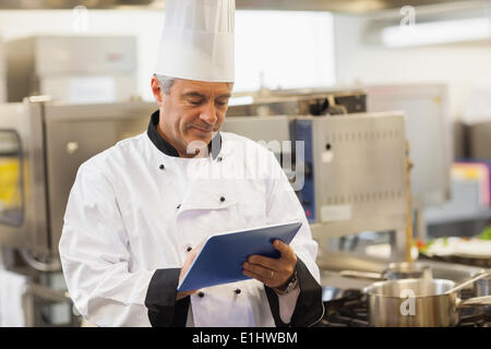 Chef usando la sua tavoletta digitale Foto Stock