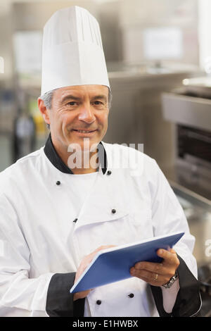 Chef usando tavoletta digitale Foto Stock