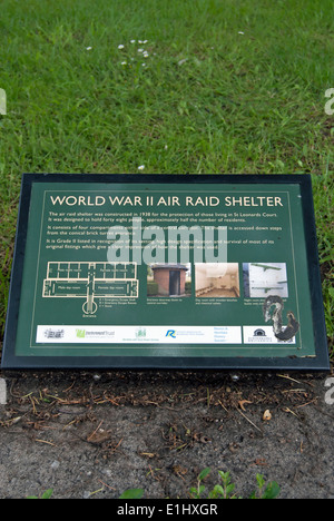 Segno di informazioni che descrivono una conservata la guerra mondiale due air raid shelter, East Sheen, a sud-ovest di Londra - Inghilterra Foto Stock