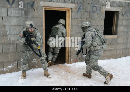 Stati Uniti I soldati assegnati al chilo truppa, 3° Stormo, 2° Stryker reggimento di cavalleria practice building-procedure di cancellazione durante la s Foto Stock