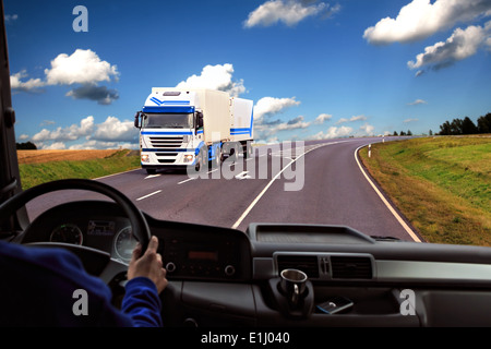 Driver vista dalla cabina di pilotaggio di un camion su strada Foto Stock