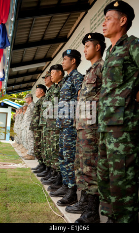 Thai e soldati degli Stati Uniti stand in formazione durante la dedicazione di un edificio polifunzionale che è stata costruita come parte del Cobra Gold Foto Stock