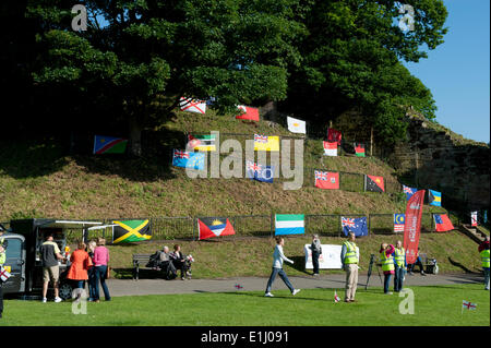 Tonbridge, Kent, Regno Unito. 5 Giugno, 2014. . 05 Giugno, 2014. Bandiere di paesi del Commonwealth visualizzato a Tonbridge Castle che celebra l'arrivo dei Giochi del Commonwealth Queen's testimone. L evento è stato frequentato dai bambini delle scuole locali che hanno partecipato in una varietà di attività organizzate da Tonbridge e Malling consiglio. Credito: Patrick nairne/Alamy Live News Foto Stock