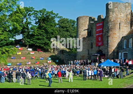 Tonbridge, Kent, Regno Unito. 5 Giugno, 2014. . 05 Giugno, 2014. Bambini da scuole locali si riuniscono di fronte Tonbridge Castle dopo l arrivo dei Giochi del Commonwealth Queen's testimone. L evento è stato frequentato dai bambini delle scuole locali che hanno partecipato in una varietà di attività organizzate da Tonbridge e Malling consiglio. Credito: Patrick nairne/Alamy Live News Foto Stock