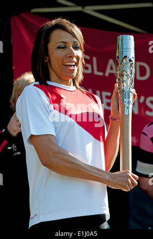 Tonbridge, Kent, Regno Unito. 5 Giugno, 2014. . 05 Giugno, 2014. Kent atleta e medaglia d'oro olimpica vincitore Dame Kelly HOLMES contiene i giochi del Commonwealth Queen's Baton dopo l'arrivo a Tonbridge Castle. L evento è stato frequentato dai bambini delle scuole locali che hanno partecipato in una varietà di attività organizzate da Tonbridge e Malling consiglio. Credito: Patrick nairne/Alamy Live News Foto Stock