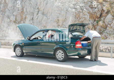 Green disaggregate in auto sulla strada dell'autostrada Foto Stock