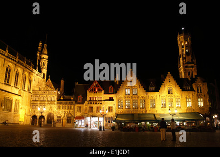 Ristoranti in Piazza Burg illuminata di notte, con un campanile Belfort Torre e Basilica del Sangue Sacro, Bruges, Belgio Foto Stock