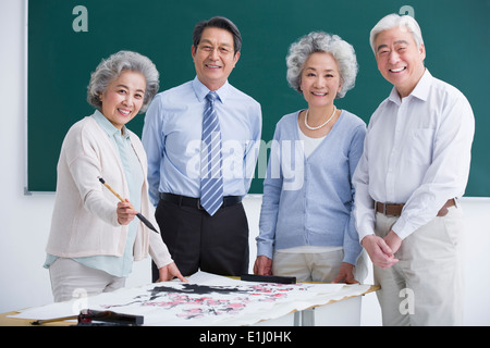 Adulti Senior avente classe di arte a scuola Foto Stock