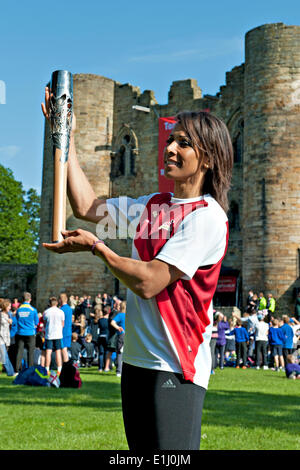 Tonbridge, Kent, Regno Unito. 5 Giugno, 2014. . 05 Giugno, 2014. Kent atleta e medaglia d'oro olimpica vincitore Dame Kelly HOLMES contiene i giochi del Commonwealth Queen's Baton dopo l'arrivo a Tonbridge castle. L evento è stato frequentato dai bambini delle scuole locali che hanno partecipato in una varietà di attività organizzate da Tonbridge e Malling consiglio. Credito: Patrick nairne/Alamy Live News Foto Stock