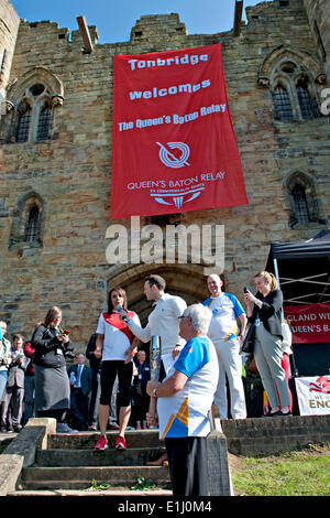 Tonbridge, Kent, Regno Unito. 5 Giugno, 2014. . 05 Giugno, 2014. Medaglia d'oro olimpica vincitore e Kent atleta Dame Kelly HOLMES viene intervistato dopo l arrivo dei Giochi del Commonwealth Queen's Baton in città. L evento è stato frequentato dai bambini delle scuole locali che hanno partecipato in una varietà di attività organizzate da Tonbridge e Malling consiglio. Credito: Patrick nairne/Alamy Live News Foto Stock