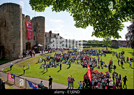 Tonbridge, Kent, Regno Unito. 5 Giugno, 2014. . 05 Giugno, 2014. Bambini da scuole locali si riuniscono di fronte Tonbridge Castle dopo l arrivo dei Giochi del Commonwealth Queen's testimone. L evento è stato frequentato dai bambini delle scuole locali che hanno partecipato in una varietà di attività organizzate da Tonbridge e Malling consiglio. Credito: Patrick nairne/Alamy Live News Foto Stock