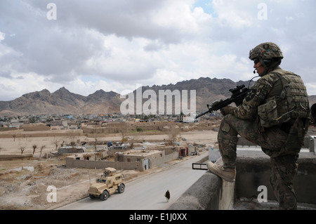 Stati Uniti Esercito 1Lt. Robert Wolfe, una forza di sicurezza leader plotone con il Farah Provincial Reconstruction Team (PRT), fornisce s Foto Stock