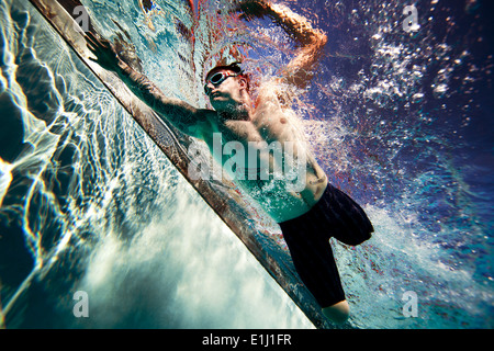 Joe Townsend, un British Royal Marine veterano, nuota temporizzata 50 metri di freestyle durante il primo giorno di pratica presso la Marine C Foto Stock