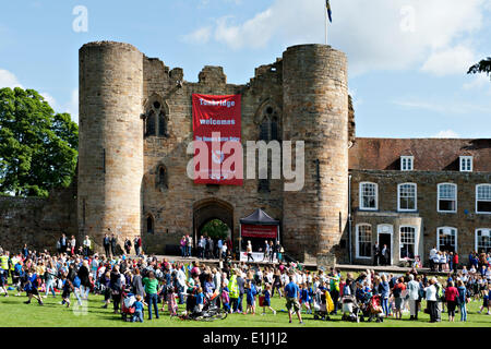 Tonbridge, Kent, Regno Unito. 5 Giugno, 2014. . 05 Giugno, 2014. Bambini da scuole locali si riuniscono di fronte Tonbridge Castle dopo l arrivo dei Giochi del Commonwealth Queen's testimone. L evento è stato frequentato dai bambini delle scuole locali che hanno partecipato in una varietà di attività organizzate da Tonbridge e Malling consiglio. Credito: Patrick nairne/Alamy Live News Foto Stock