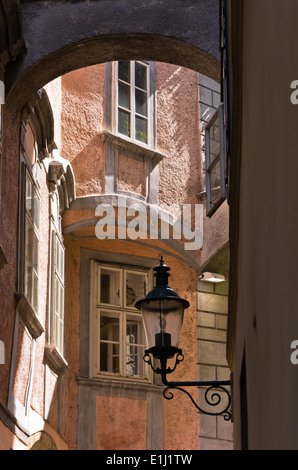 Elegante lanterna vecchia di fronte a un vecchio palazzo nei pressi di piazza svedese a Vienna Foto Stock