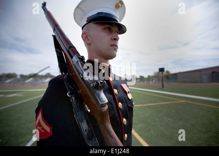 Lancia Cpl. Garrett A. Troutner è un rifleman assegnato alla caserma marini Washington come parte del trapano silenzioso plotone. In un Foto Stock