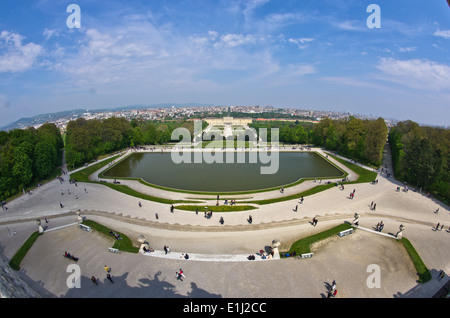 Super grandangolo cityscape vista di Vienna da Gloriette a palazzo Schoenbrunn Foto Stock