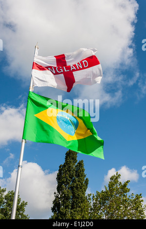 Inglese St George's bandiera brasiliana e bandiera nazionale volare insieme davanti al 2014 Coppa del Mondo di calcio. Foto Stock