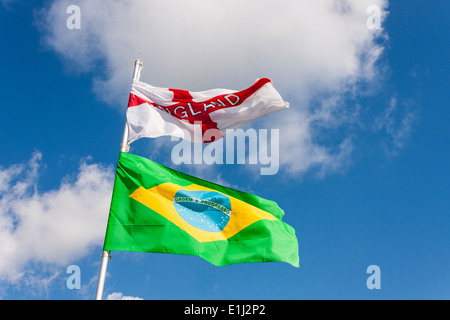 Inglese St George's bandiera brasiliana e bandiera nazionale volare insieme davanti al 2014 Coppa del Mondo di calcio. Foto Stock