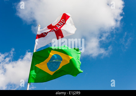 Inglese St George's bandiera brasiliana e bandiera nazionale volare insieme davanti al 2014 Coppa del Mondo di calcio. Foto Stock