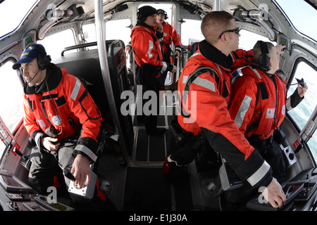 Stazione della Guardia costiera di Woods Hole, Massachusetts, membri di equipaggio a bordo del treno il loro nuovo 45-piede Boat-Medium risposta Marzo 18, 2013. Tutti sta Foto Stock