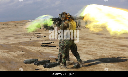 Le forze della coalizione hanno il fuoco di un M3 multi-ruolo anti-armor anti-tank weapon system su un intervallo durante il corso di formazione nel distretto di Washir, Helman Foto Stock