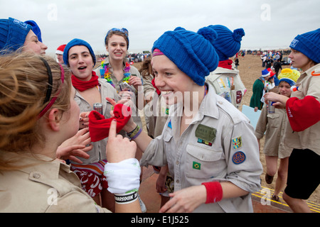 Il gruppo di donne in maglia blu cappelli sulla spiaggia per Polar Bear Club Capodanno immergersi, Ostenda, Belgio Foto Stock