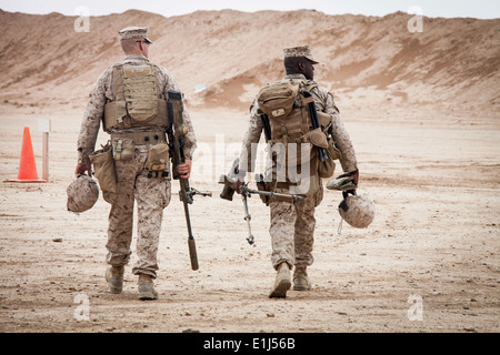 Stati Uniti Marine Corps Cpl. Darek Kelsey, sinistra, e Lance Cpl. William ribaltabile, entrambi scout sniper assegnati al 3° Battaglione, 4 Foto Stock