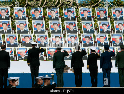 Stati Uniti Navy Adm posteriore. Bill McQuilkin, la seconda da sinistra, il comandante degli STATI UNITI Le forze navali della Corea, e sud coreano leade militare Foto Stock