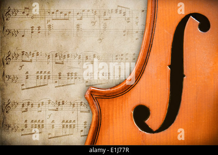 Vecchio Vintage violino antico sul foglio di musica Foto Stock