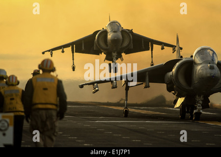 Un U.S. Marine Corps AV-8B Harrier aeromobili con attacco Marino Squadron (VMA) 214 esegue un decollo verticale dal volo de Foto Stock