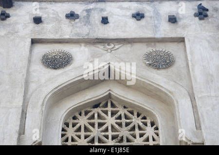 Finestra intagliata della tomba di Mujahid Shah, Haft Gumbaz complesso, Gulbarga, Karnataka, India Foto Stock