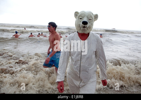 Ritratto del partecipante in polar bear maschera in Polar Bear Club New Years Day immergersi, Ostenda, Belgio Foto Stock