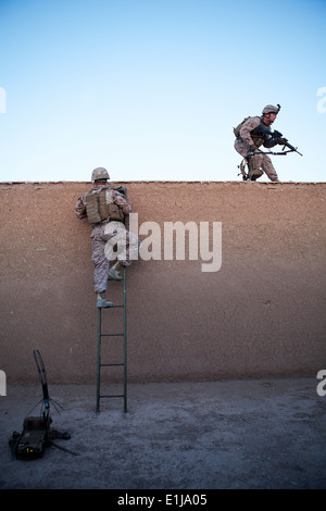 Stati Uniti Marine Corps Cpl. Gurdeep Mann, a sinistra un leader di squadra, e Lance Cpl. James cianfrinare, un fuciliere, entrambi con Kilo Company, 3° Foto Stock