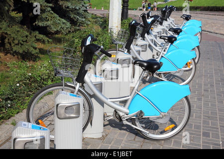 Biciclette in fila su di un parcheggio per biciclette Foto Stock