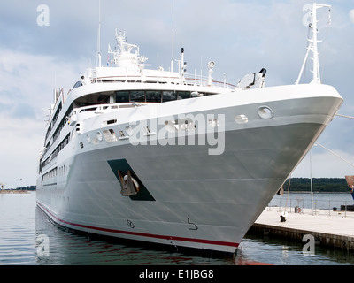 Moderna nave da crociera ancorato nel porto Foto Stock