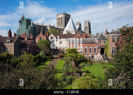 Guardando verso il Minster dalle mura della città in primavera York North Yorkshire England Regno Unito Regno Unito GB Gran Bretagna Foto Stock