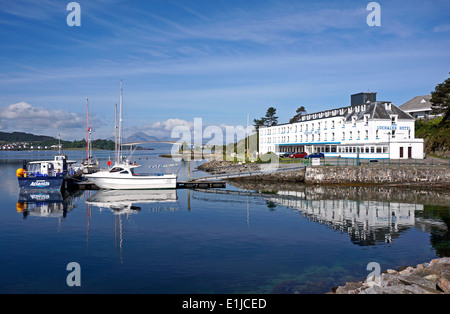 Seaprobe Atlantis ormeggiato a Kyle of Lochalsh nelle Highland Scozzesi con Skye Bridge e Lochalsh hotel Foto Stock