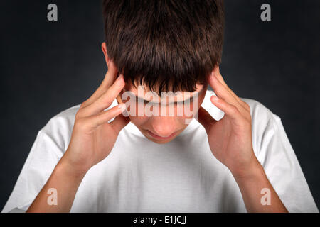 Giovane uomo sente mal di testa Foto Stock