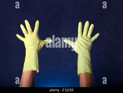 Le mani nei guanti di gomma Foto Stock
