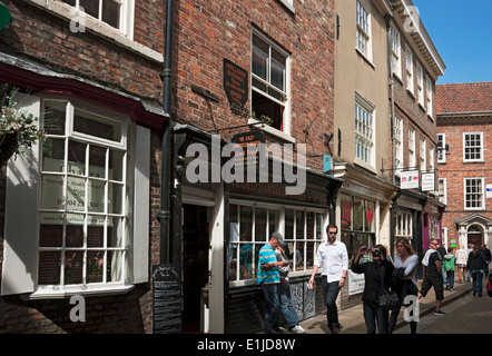 Persone turisti visitatori a piedi lungo gli Shambles in città Centro città in primavera York North Yorkshire Inghilterra Regno Unito Regno Unito Gran Bretagna Foto Stock